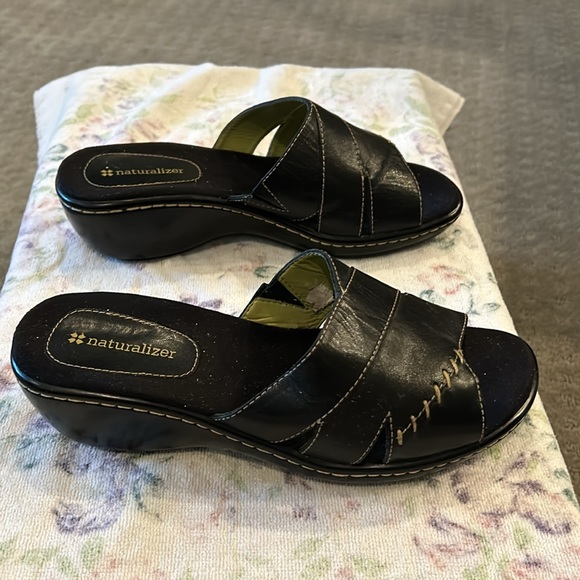 Naturalizer slip on sandals.  Size 8 WW - Picture 2 of 7